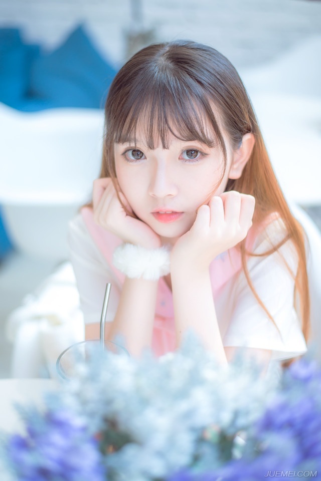 “莫要冲动！”眼看刘璝直接拔剑横在脖子上，刘璋大惊，想要阻止却已经来不及了。